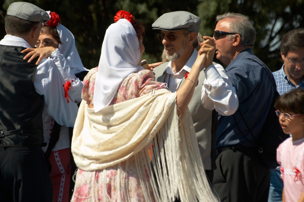 Chulapos bailando Chotis madrileño